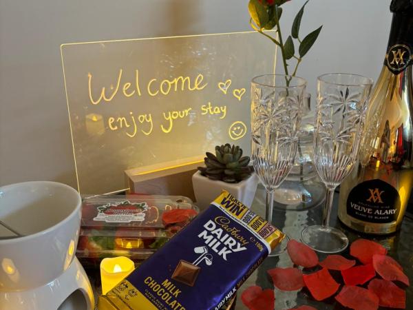 The Red Rose Retreat : photo 4 de la chambre chambre lit queen-size avec baignoire spa