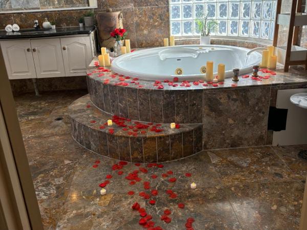 The Red Rose Retreat : photo 2 de la chambre chambre lit queen-size avec baignoire spa