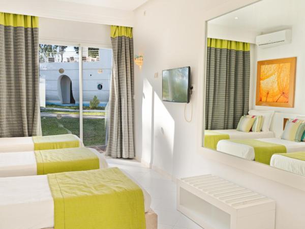 One Resort Aqua Park : photo 4 de la chambre chambre triple avec terrasse