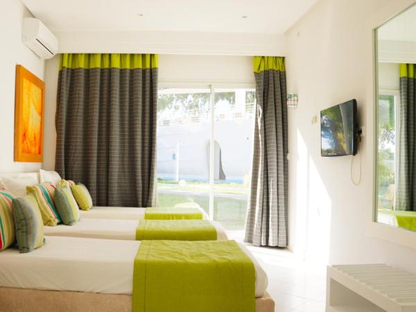 One Resort Aqua Park : photo 5 de la chambre chambre triple avec terrasse