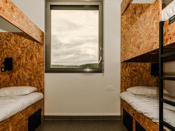 Auberge de jeunesse HI Clermont-Ferrand : photo 2 de la chambre chambre quadruple avec salle de bains