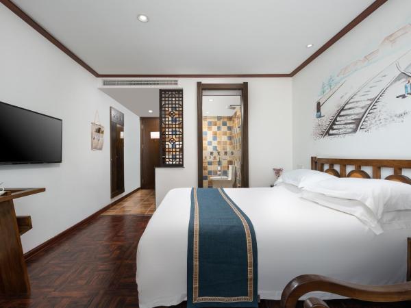 Time Traveller Hotel - Near Tianjin Polar Ocean World, Tianjin Fonte Joy World, 10 minutes drive away from Tianjin Tanggu High-Speed Railway Station, Free ice-cream, mineral water, snacks and laundry service, English communication well : photo 1 de la chambre chambre lit queen-size deluxe