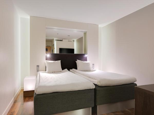 Comfort Hotel Xpress Helsinki Airport Terminal : photo 2 de la chambre petite chambre lits jumeaux.