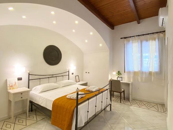Cuore di Napoli : photo 2 de la chambre chambre double avec salle de bains privative