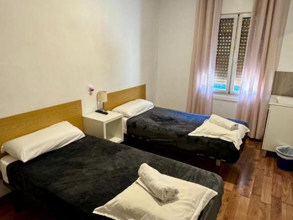 Metropolitan Atocha : photo 8 de la chambre chambre lits jumeaux avec salle de bains commune