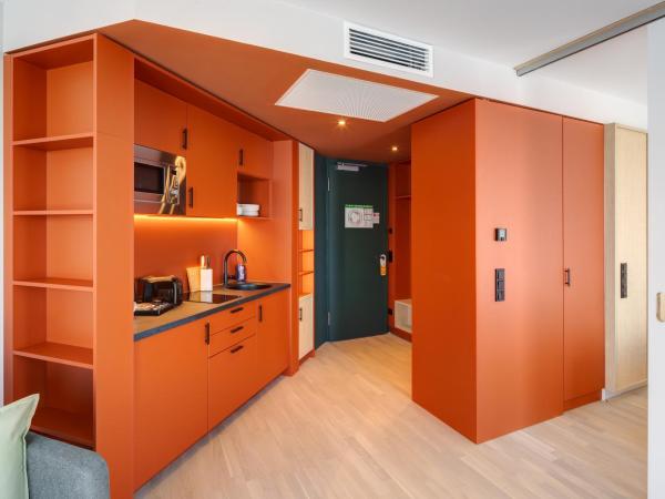 DEIN APART München : photo 6 de la chambre appartement supérieur avec balcon