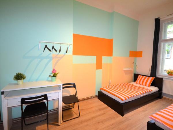 Travel&Joy backpackers : photo 5 de la chambre chambre lits jumeaux avec salle de bains commune