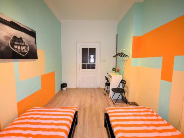 Travel&Joy backpackers : photo 3 de la chambre chambre lits jumeaux avec salle de bains commune