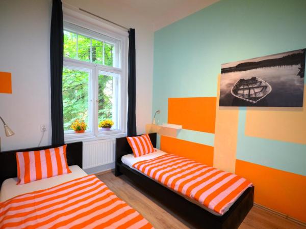 Travel&Joy backpackers : photo 2 de la chambre chambre lits jumeaux avec salle de bains commune