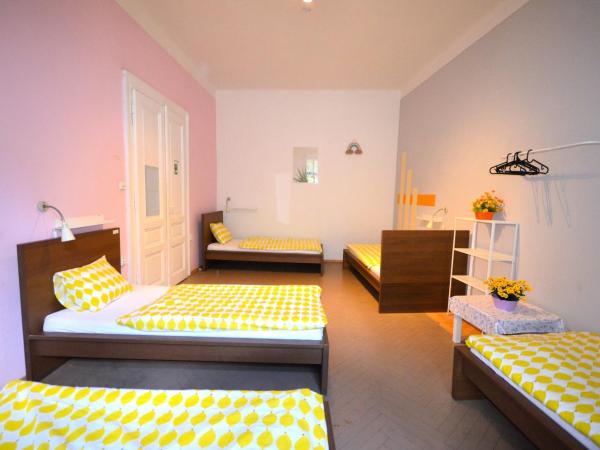 Travel&Joy backpackers : photo 7 de la chambre chambre quintuple avec salle de bains commune