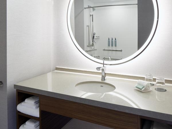 Courtyard by Marriott Montreal Midtown : photo 3 de la chambre chambre lit king-size avec canapé-lit