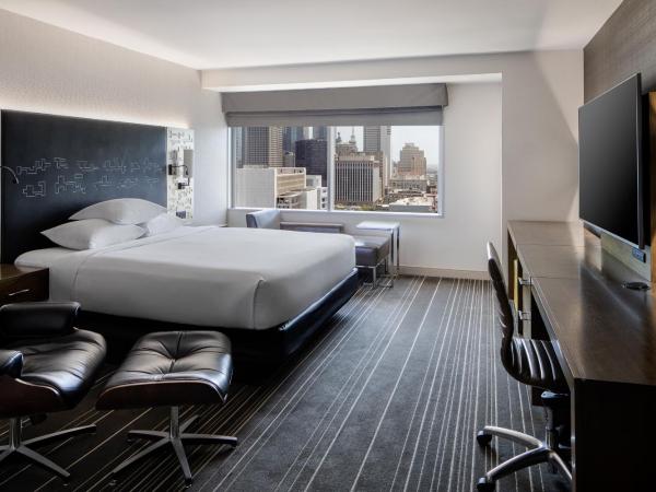Hyatt Regency Dallas : photo 1 de la chambre chambre lit king-size pour personnes à mobilité réduite avec douche accessible aux personnes à mobilité réduite