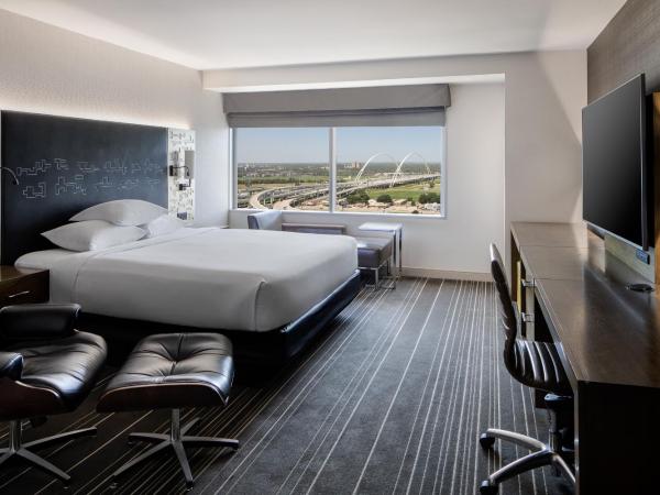 Hyatt Regency Dallas : photo 1 de la chambre chambre lit king-size avec baignoire accessible aux personnes à mobilité réduite