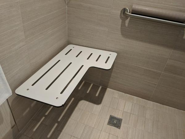 Hyatt Regency Dallas : photo 5 de la chambre chambre lit king-size pour personnes à mobilité réduite avec douche accessible aux personnes à mobilité réduite