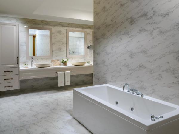 Liberty Kuşadası : photo 2 de la chambre suite lit king-size - vue sur mer