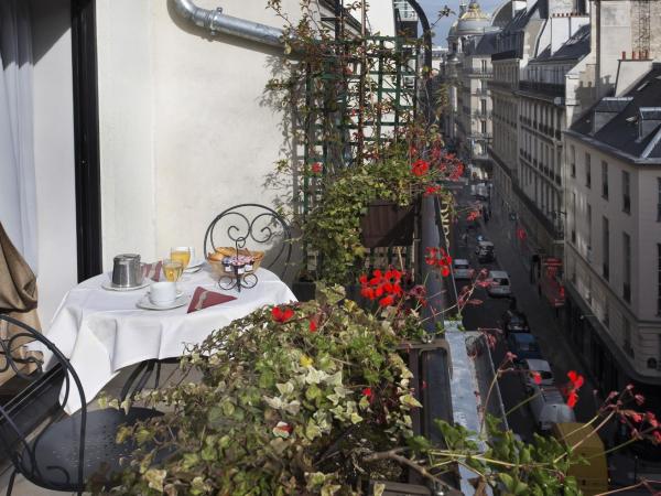 Hôtel Saint-Pétersbourg Opéra & Spa : photo 1 de la chambre chambre double ou lits jumeaux deluxe avec terrasse