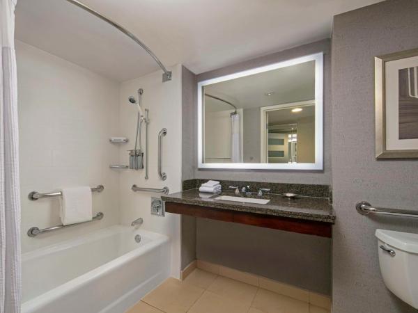 Sonesta Charlotte Lower South End : photo 5 de la chambre chambre lit queen-size deluxe avec baignoire - accessible aux personnes à mobilité réduite/malentendantes