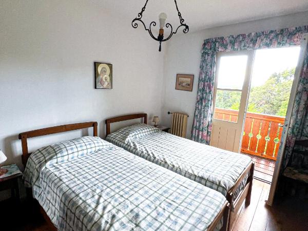 Tres Amapolas Bariloche : photo 6 de la chambre chambre lits jumeaux avec salle de bains commune