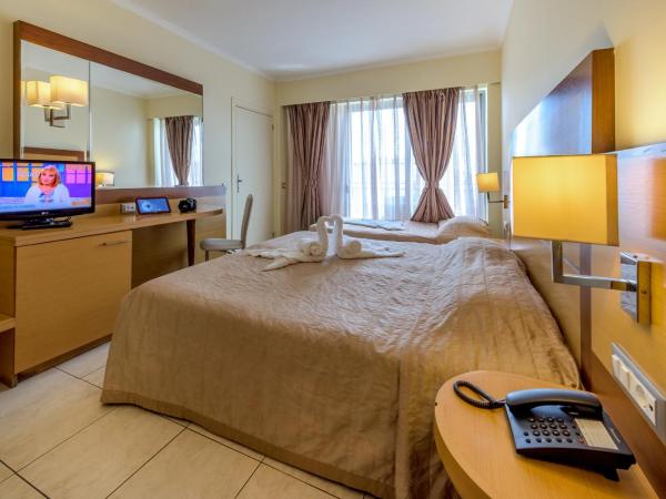 Manousos City Hotel : photo 3 de la chambre chambre lits jumeaux avec lit d’appoint - 301