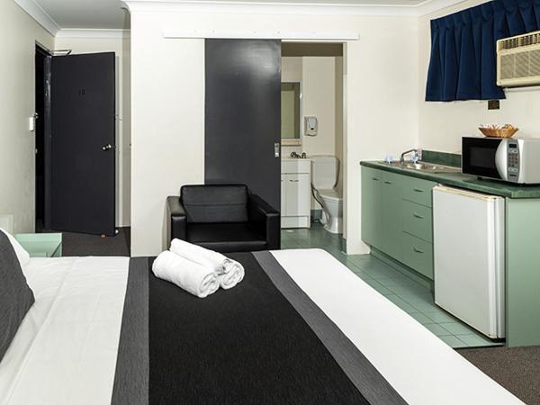Chermside Court Motel : photo 9 de la chambre studio lit king-size