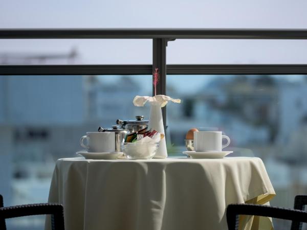 Manousos City Hotel : photo 5 de la chambre chambre lits jumeaux avec lit d’appoint - 301