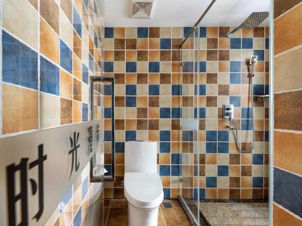 Time Traveller Hotel - Near Tianjin Polar Ocean World, Tianjin Fonte Joy World, 10 minutes drive away from Tianjin Tanggu High-Speed Railway Station, Free ice-cream, mineral water, snacks and laundry service, English communication well : photo 3 de la chambre chambre lit queen-size deluxe