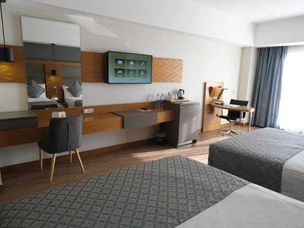 Liberty Kuşadası : photo 3 de la chambre chambre double ou lits jumeaux deluxe avec balcon