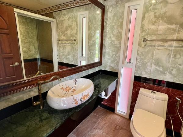 Kasem Island Resort : photo 1 de la chambre chambre lit king-size avec baignoire spa