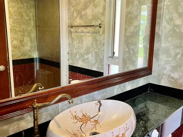 Kasem Island Resort : photo 2 de la chambre chambre lit king-size avec baignoire spa