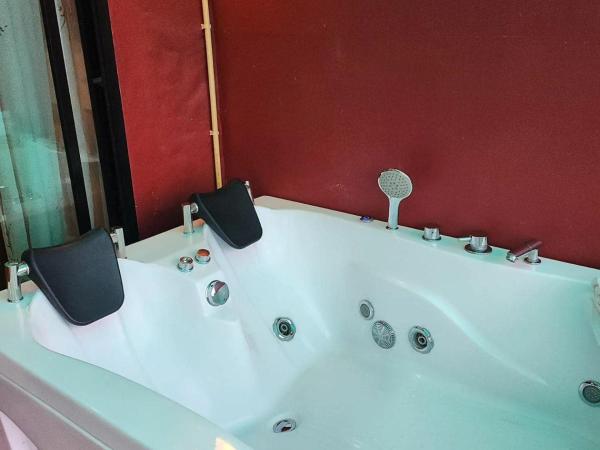 Kasem Island Resort : photo 7 de la chambre chambre lit king-size avec baignoire spa