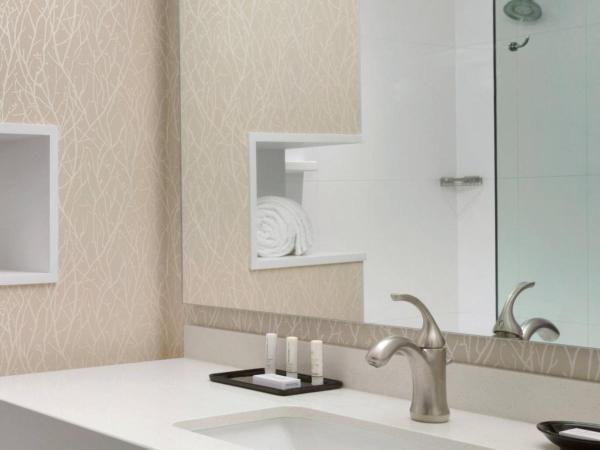 Courtyard by Marriott Toronto Mississauga/West : photo 1 de la chambre chambre lit king-size avec canapé-lit