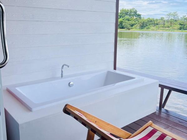 Kasem Island Resort : photo 7 de la chambre chambre lit king-size avec balcon