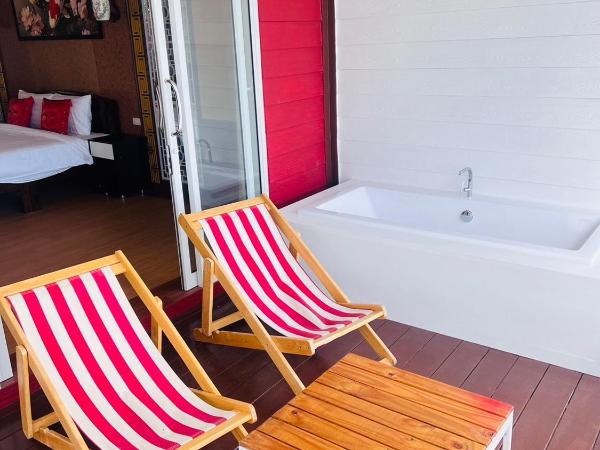 Kasem Island Resort : photo 3 de la chambre chambre lit king-size avec balcon