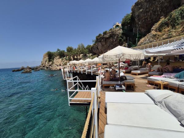 Lucky Monkey Hotel : photo 3 de la chambre chambre double deluxe - vue latérale sur mer