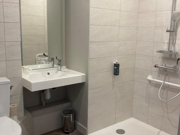 Brit Hotel Saint-Nazaire Centre : photo 4 de la chambre chambre double - accessible aux personnes à mobilité réduite