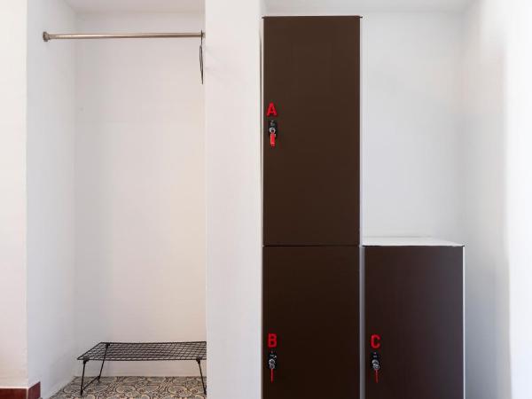 Home Youth Hostel by Feetup Hostels : photo 2 de la chambre lit simple dans dortoir mixte de 3 lits