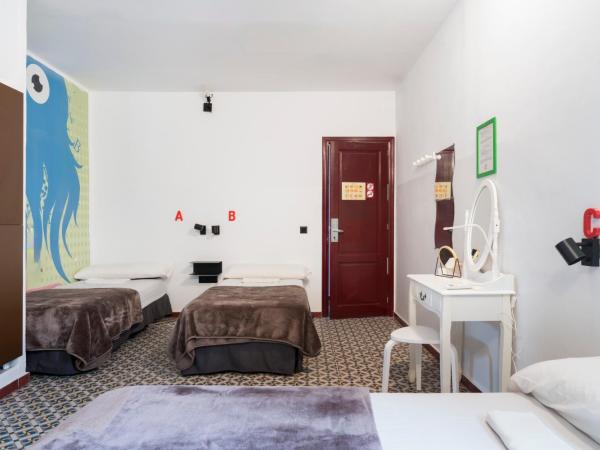 Home Youth Hostel by Feetup Hostels : photo 2 de la chambre lit simple dans dortoir pour femmes de 3 lits