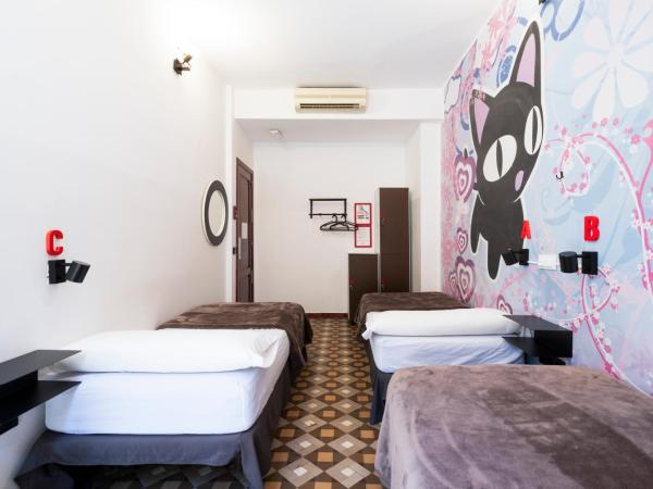 Home Youth Hostel by Feetup Hostels : photo 3 de la chambre lit simple dans dortoir pour femmes de 3 lits