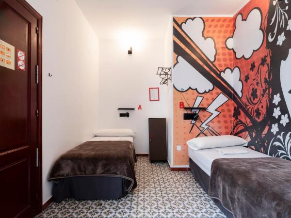 Home Youth Hostel by Feetup Hostels : photo 8 de la chambre lit simple dans dortoir mixte de 3 lits