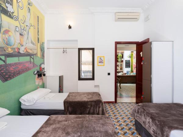 Home Youth Hostel by Feetup Hostels : photo 9 de la chambre lit simple dans dortoir mixte de 3 lits