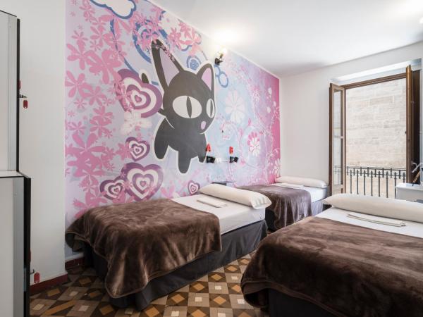 Home Youth Hostel by Feetup Hostels : photo 9 de la chambre lit simple dans dortoir pour femmes de 3 lits