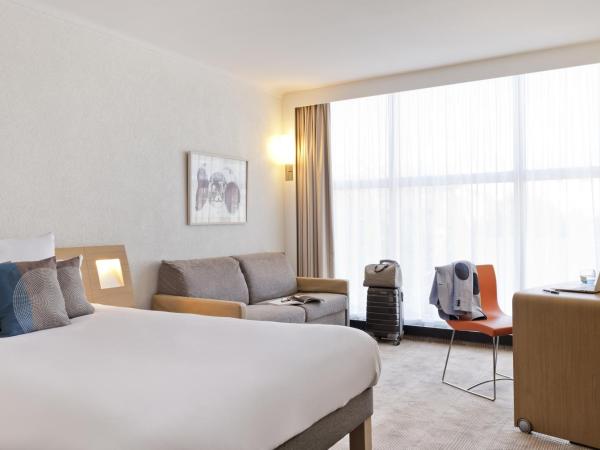 Novotel Genève Centre : photo 4 de la chambre chambre lit queen-size supérieure avec canapé