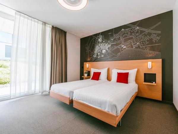 SwissTech Hotel : photo 4 de la chambre chambre double ou lits jumeaux - vue sur jardin
