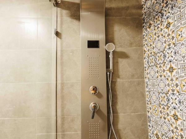 Palais Shazam & SPA : photo 1 de la chambre chambre lit king-size avec balcon