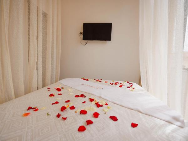 Palais Shazam & SPA : photo 2 de la chambre chambre lit queen-size - vue sur piscine