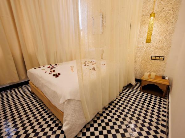 Palais Shazam & SPA : photo 3 de la chambre chambre lit queen-size - vue sur piscine