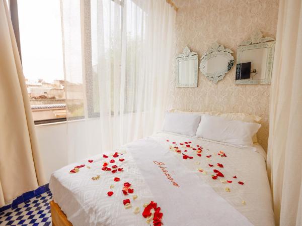 Palais Shazam & SPA : photo 1 de la chambre chambre lit queen-size - vue sur piscine