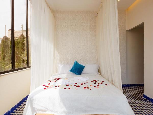 Palais Shazam & SPA : photo 2 de la chambre chambre lit king-size avec balcon