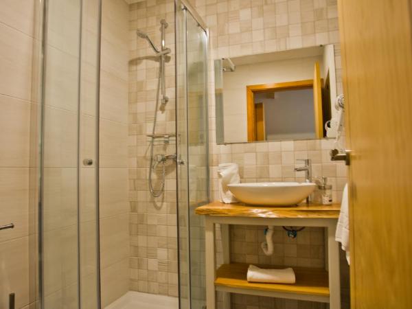 Guest House 10 de Agosto : photo 1 de la chambre chambre double ou lits jumeaux avec salle de bains privative