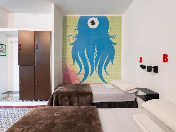 Home Youth Hostel by Feetup Hostels : photo 9 de la chambre lit simple dans dortoir pour femmes de 4 lits